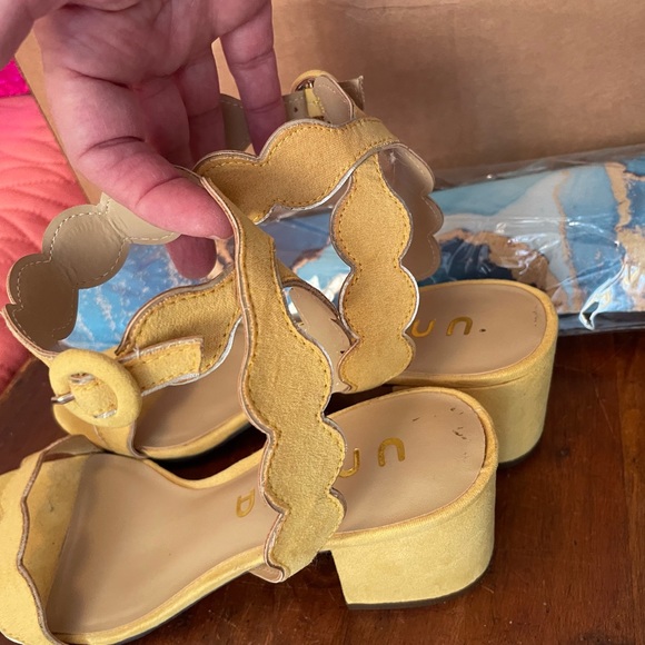 Yellow gold sandals Unisa suede EUC size 6.5.  Heel 2.5. Smoke/pet free home. - Picture 7 of 10